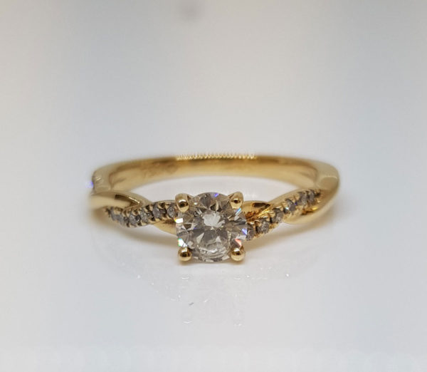 Chris Shan Jewellers 18ct Yellow Gold Solitaire Twist Rin